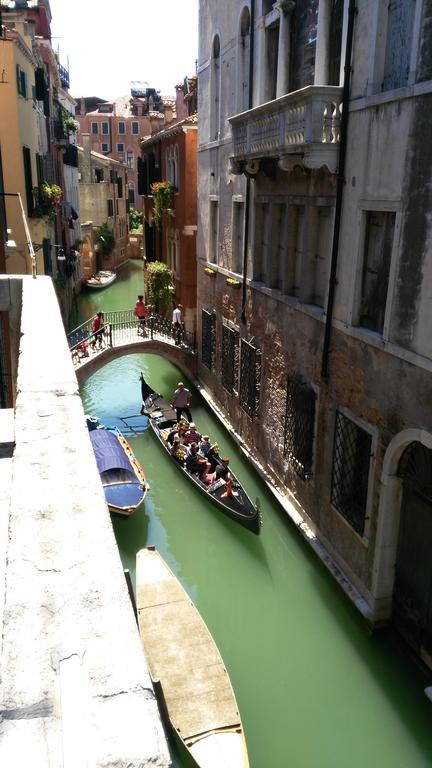 Balcone sul canale Venezia Esterno foto