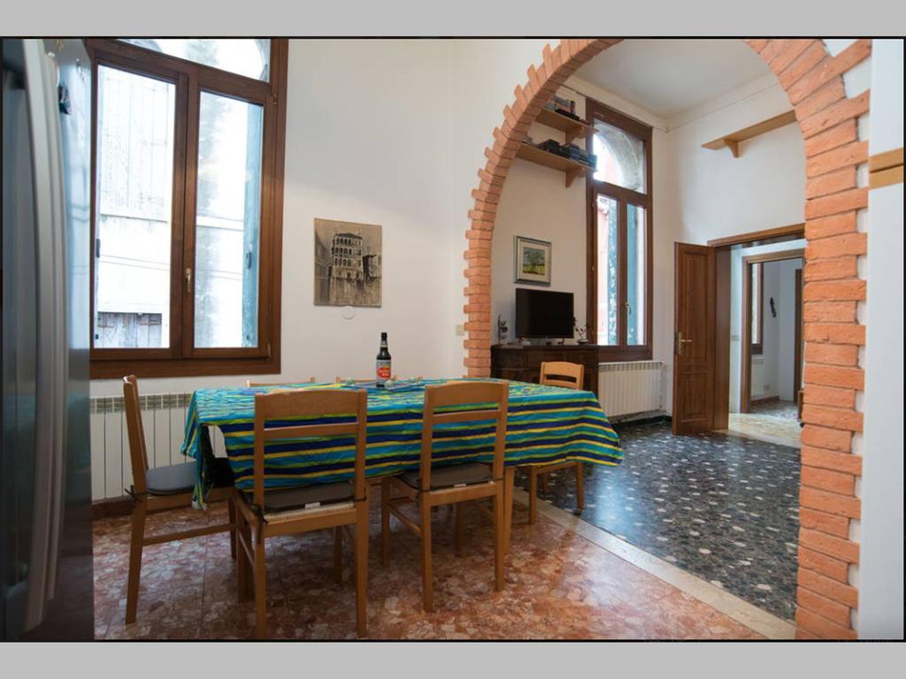 Balcone sul canale Venezia Esterno foto