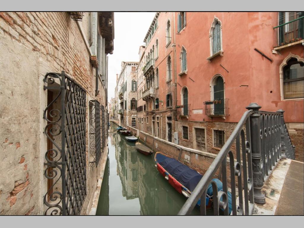 Balcone sul canale Venezia Esterno foto