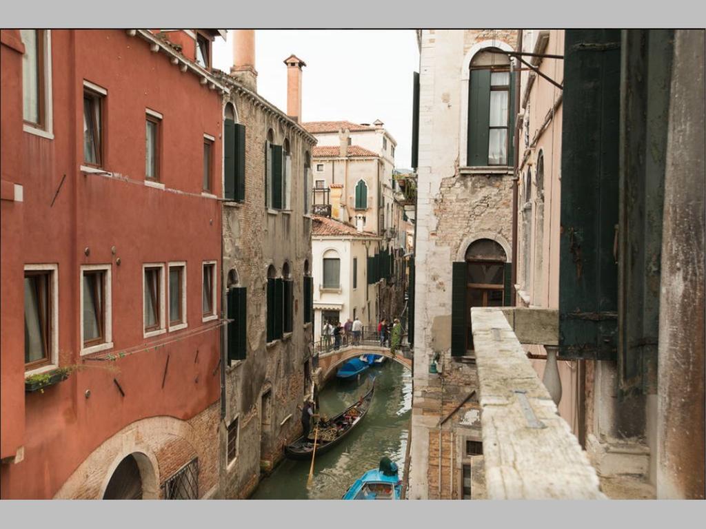 Balcone sul canale Venezia Esterno foto