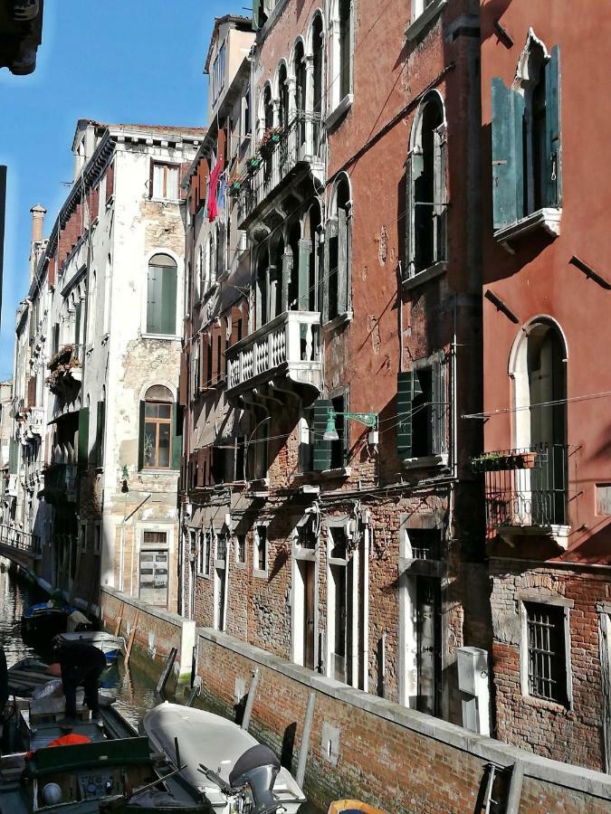 Balcone sul canale Venezia Esterno foto