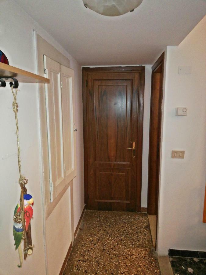Balcone sul canale Venezia Esterno foto