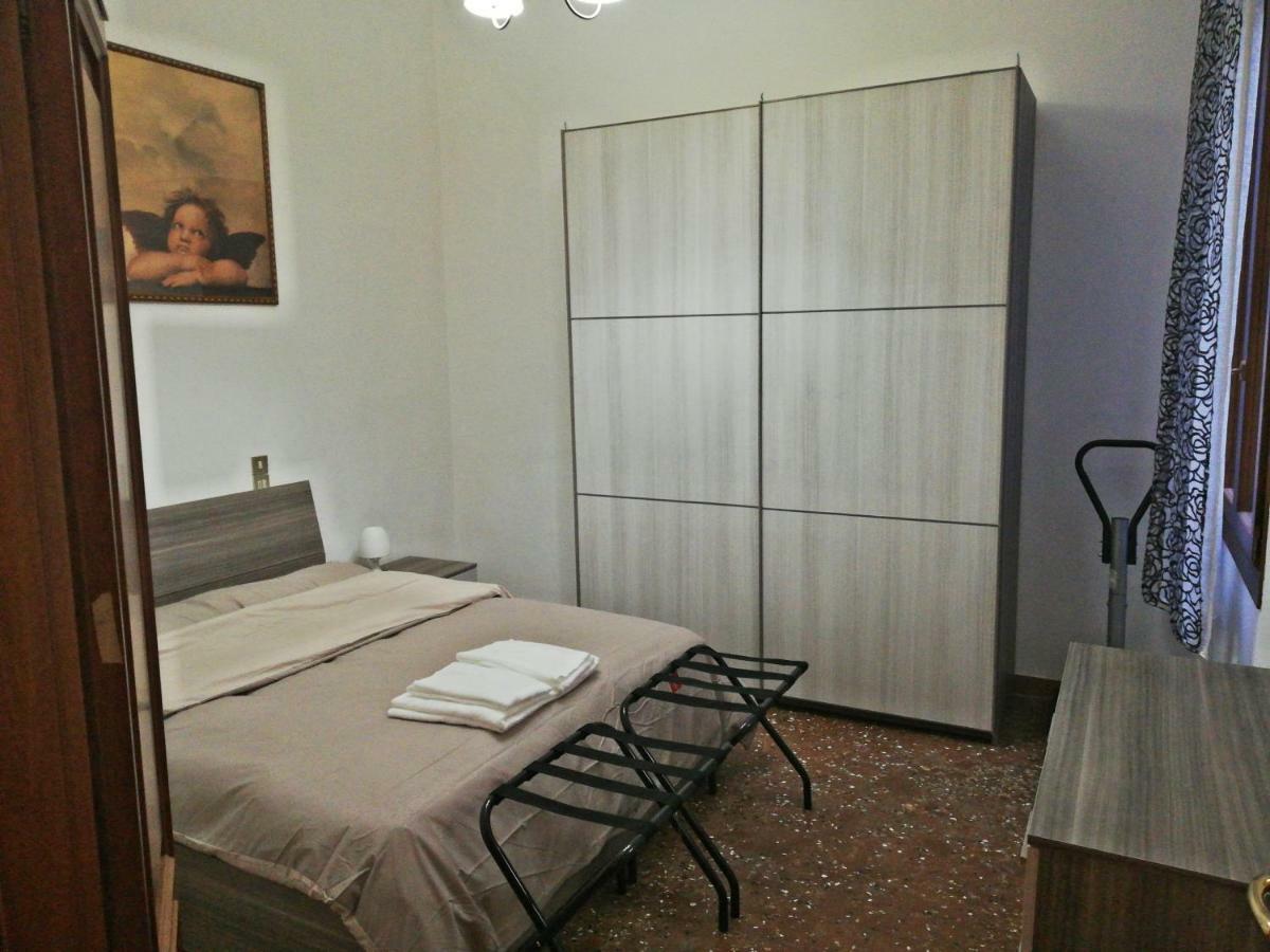 Balcone sul canale Venezia Esterno foto