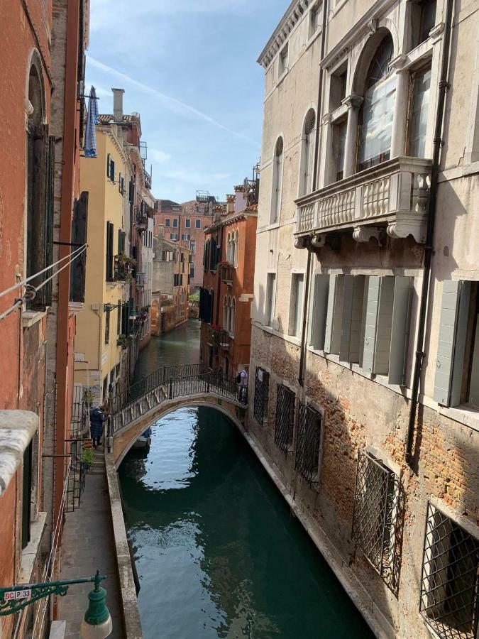 Balcone sul canale Venezia Esterno foto