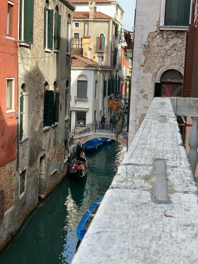 Balcone sul canale Venezia Esterno foto