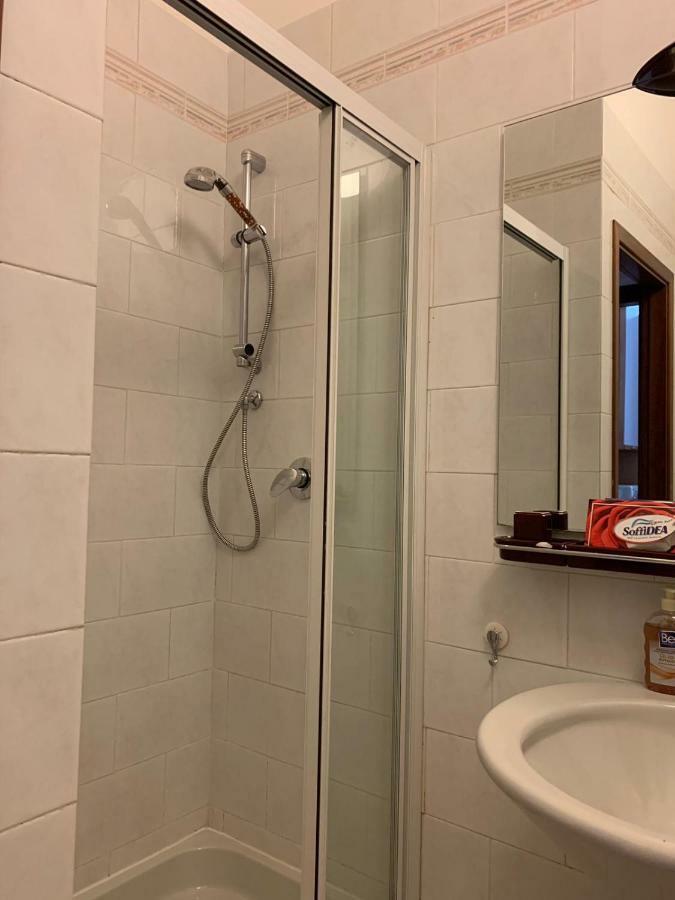 Balcone sul canale Venezia Esterno foto